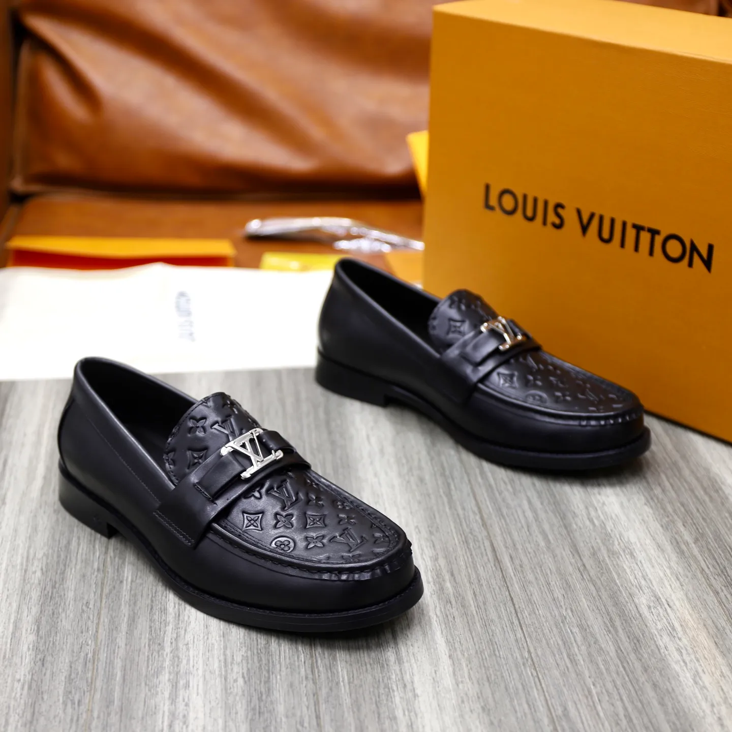 Men's Men's Shoes💰💰920LV Louis Vuitton Slip-on Loafers, top quality products from Guangzhou, ready for sale! This LV Glove loafer is made of selected soft cowhide, with a slightly wrinkled leather surface and a very high-end texture. Each pair is unique. The leather surface is light and soft, with a fine texture and good luster. It is a classic loafer style, with exquisite handmade mark stitching on the toe, and a square toe configuration to highlight the classic style. The horizontal band has hot-printed LV three-dimensional letters, semi-solid handcrafts and a genuine leather outsole, and a rubber patch on the heel to create wear-resistant performance and comfort. One of the must-have loafers for men! Comes with full original packaging! Code number: 38-39-40-41-42-43-44 (38, 45, 46 customized) standard leather shoe code